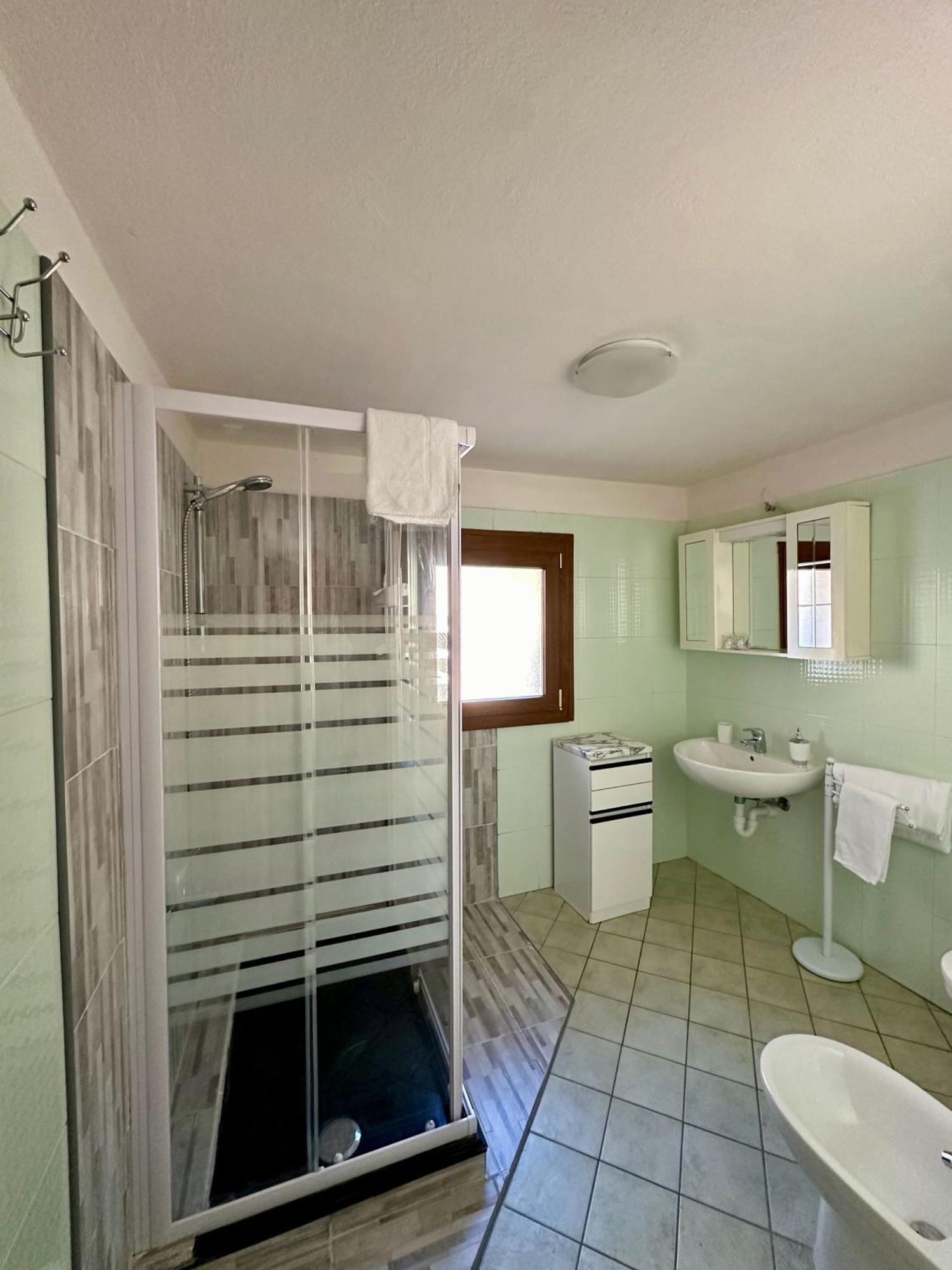 Renzo E Lucia Lake View Apartment Oliveto Lario Rum bild